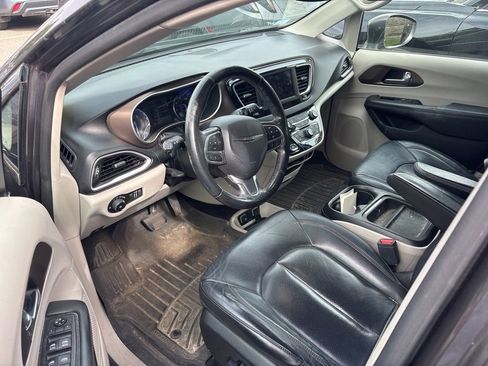 Used 2019 Chrysler Pacifica Touring-L FWD image 6