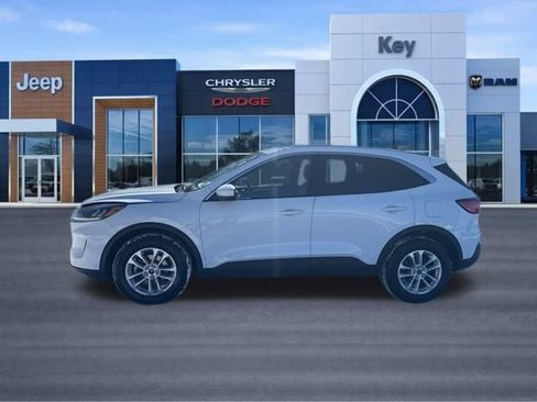 Used 2020 Ford Escape SE image 2