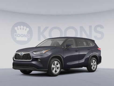 Used 2023 Toyota Highlander LE FWD image 1