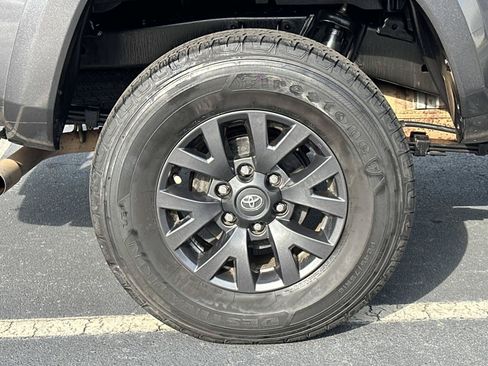 Used 2023 Toyota Tacoma SR5 w/ SR5 Appearance Package RWD image 7