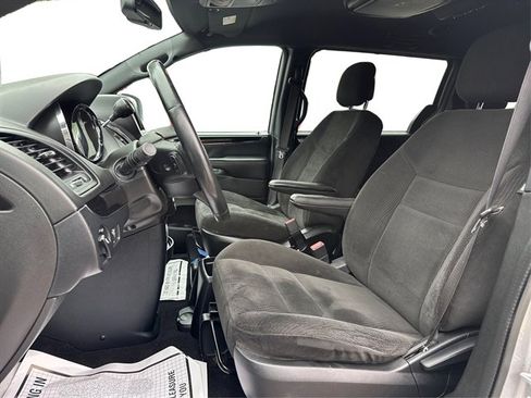Used 2017 Dodge Grand Caravan SE FWD image 10