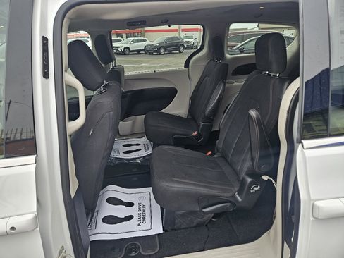 Used 2020 Chrysler Pacifica Touring w/ Cold Weather Group image 18