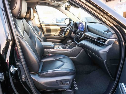 Used 2023 Toyota Highlander Limited FWD image 16