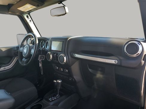 Used 2018 Jeep Wrangler Unlimited Sahara image 14