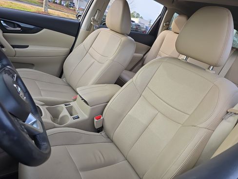 Used 2017 Nissan Rogue SL w/ SL Premium Package image 16