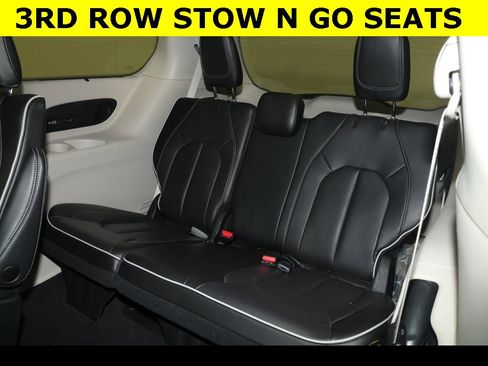 Used 2022 Chrysler Pacifica Limited image 16