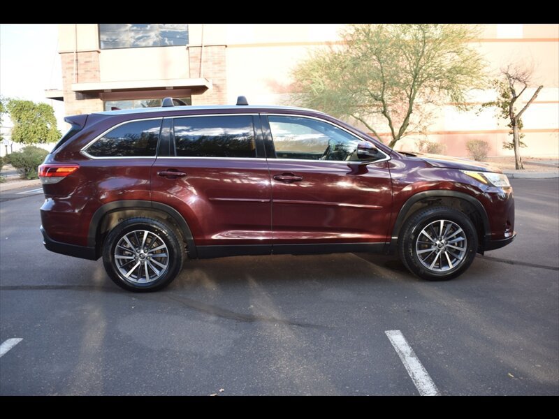 Used 2019 Toyota Highlander XLE FWD image 1