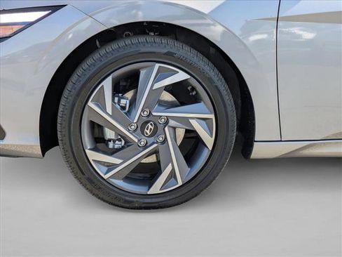 Certified 2025 Hyundai Elantra Limited image 21
