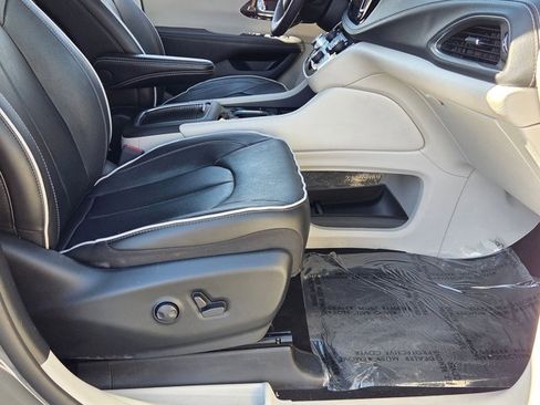 Used 2023 Chrysler Pacifica Limited image 23