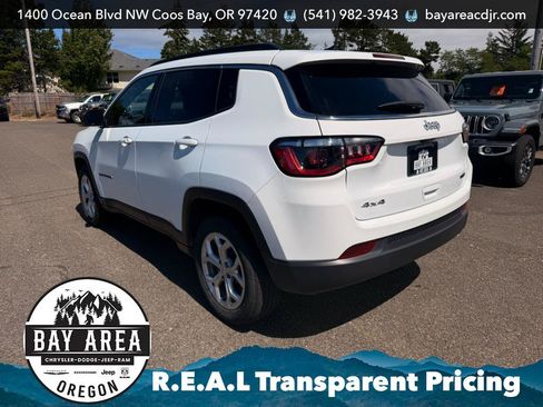 Used 2024 Jeep Compass Latitude AWD/4WD image 4