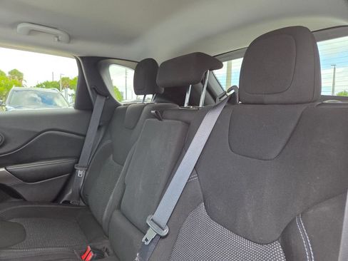 Used 2019 Jeep Cherokee Latitude w/ Cold Weather Group AWD/4WD image 21
