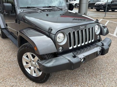 Used 2018 Jeep Wrangler Unlimited Sahara w/ Connectivity Group AWD/4WD image 9