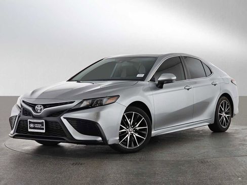 Used 2024 Toyota Camry SE image 1