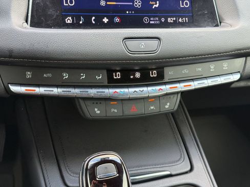 Used 2023 Cadillac XT4 Luxury w/ Cold Weather Package FWD image 17