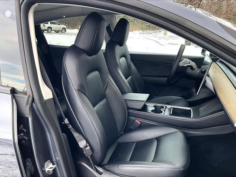 Used 2022 Tesla Model Y Long Range image 7