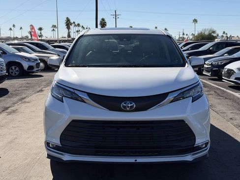 Used 2021 Toyota Sienna XLE image 17
