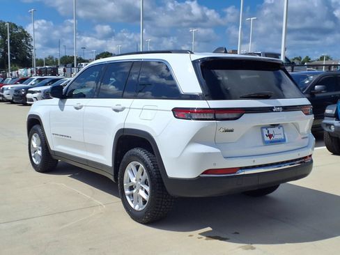 Used 2024 Jeep Grand Cherokee Laredo X w/ Luxury Tech Group I RWD image 2