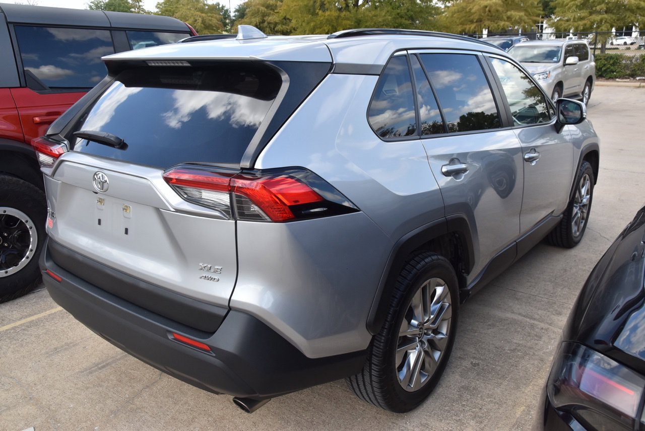 Used 2020 Toyota RAV4 XLE Premium AWD/4WD image 5
