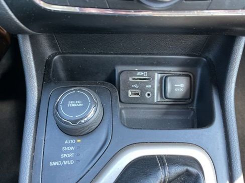 Used 2017 Jeep Cherokee Latitude AWD/4WD image 23