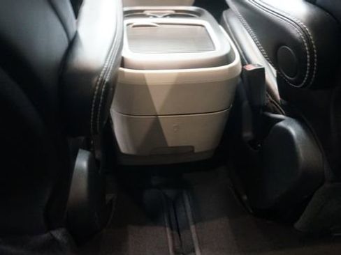 Used 2024 Chrysler Pacifica Touring-L image 38