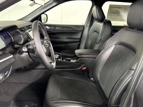 New 2025 Jeep Grand Cherokee L Altitude image 12