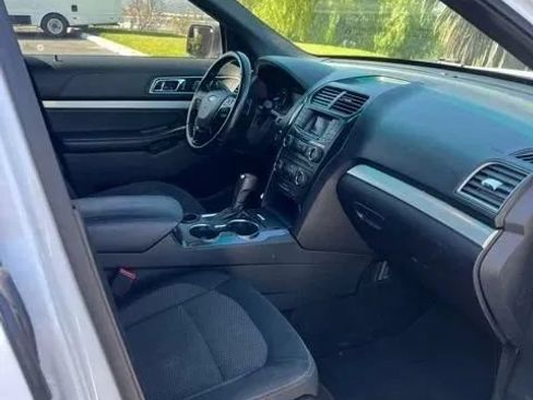 Used 2017 Ford Explorer XLT FWD image 14