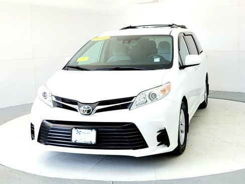 Certified 2020 Toyota Sienna LE w/ LE Preferred Package FWD image 2
