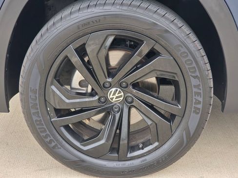 Used 2023 Volkswagen Atlas SE w/ Panoramic Sunroof Package FWD image 9