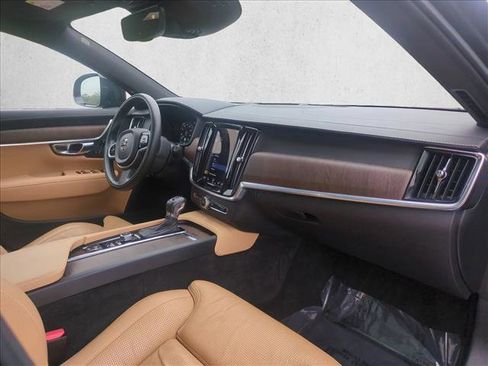 Used 2021 Volvo V90 T6 Cross Country image 24