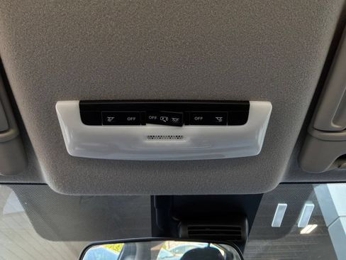 Used 2025 Nissan Versa SV FWD image 16