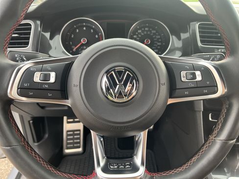Used 2016 Volkswagen Golf 4-Door FWD image 18