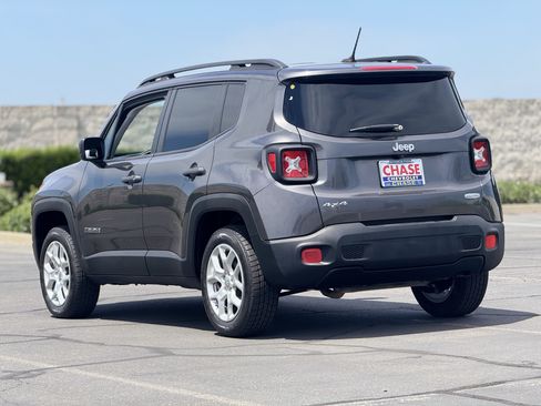 Used 2017 Jeep Renegade Latitude AWD/4WD image 5