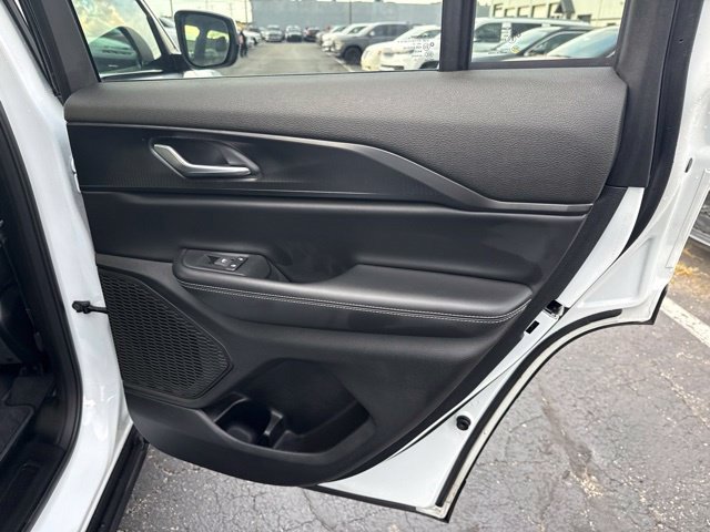 Used 2025 Jeep Grand Cherokee Laredo AWD/4WD image 24