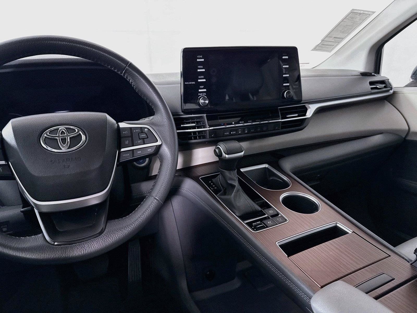 Certified 2024 Toyota Sienna XLE FWD image 32