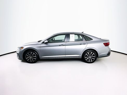 Used 2025 Volkswagen Jetta SE FWD image 4