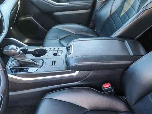 Used 2023 Toyota Highlander XLE AWD/4WD image 23