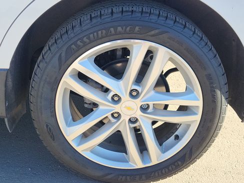 Used 2018 Chevrolet Equinox Premier image 17