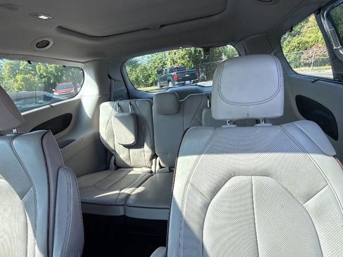 Used 2020 Chrysler Pacifica Limited image 13