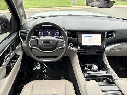 Used 2023 Jeep Wagoneer 4WD w/ Premium Group I image 20