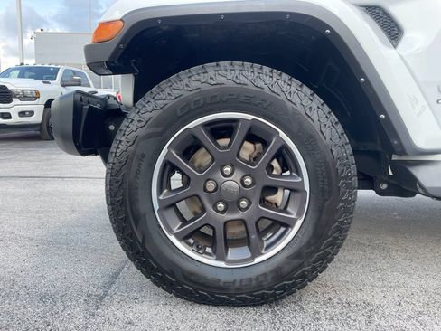 Used 2023 Jeep Gladiator Overland w/ Cold Weather Group AWD/4WD image 31