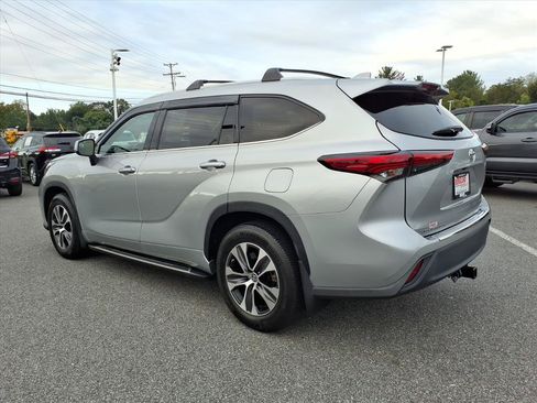 Used 2022 Toyota Highlander XLE AWD/4WD image 13