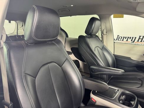 Used 2023 Chrysler Pacifica Touring-L FWD image 22