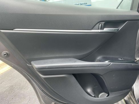 Used 2019 Toyota Camry SE FWD image 13