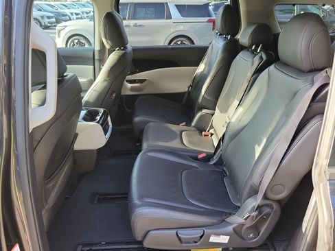 Used 2022 Kia Carnival EX FWD image 15