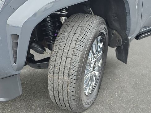 Used 2025 Toyota Tacoma Limited AWD/4WD image 32