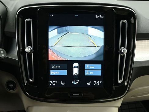 Used 2022 Volvo XC40 T5 Momentum image 28