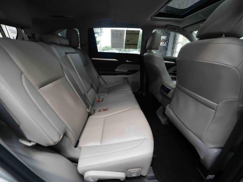 Used 2019 Toyota Highlander XLE AWD/4WD image 25