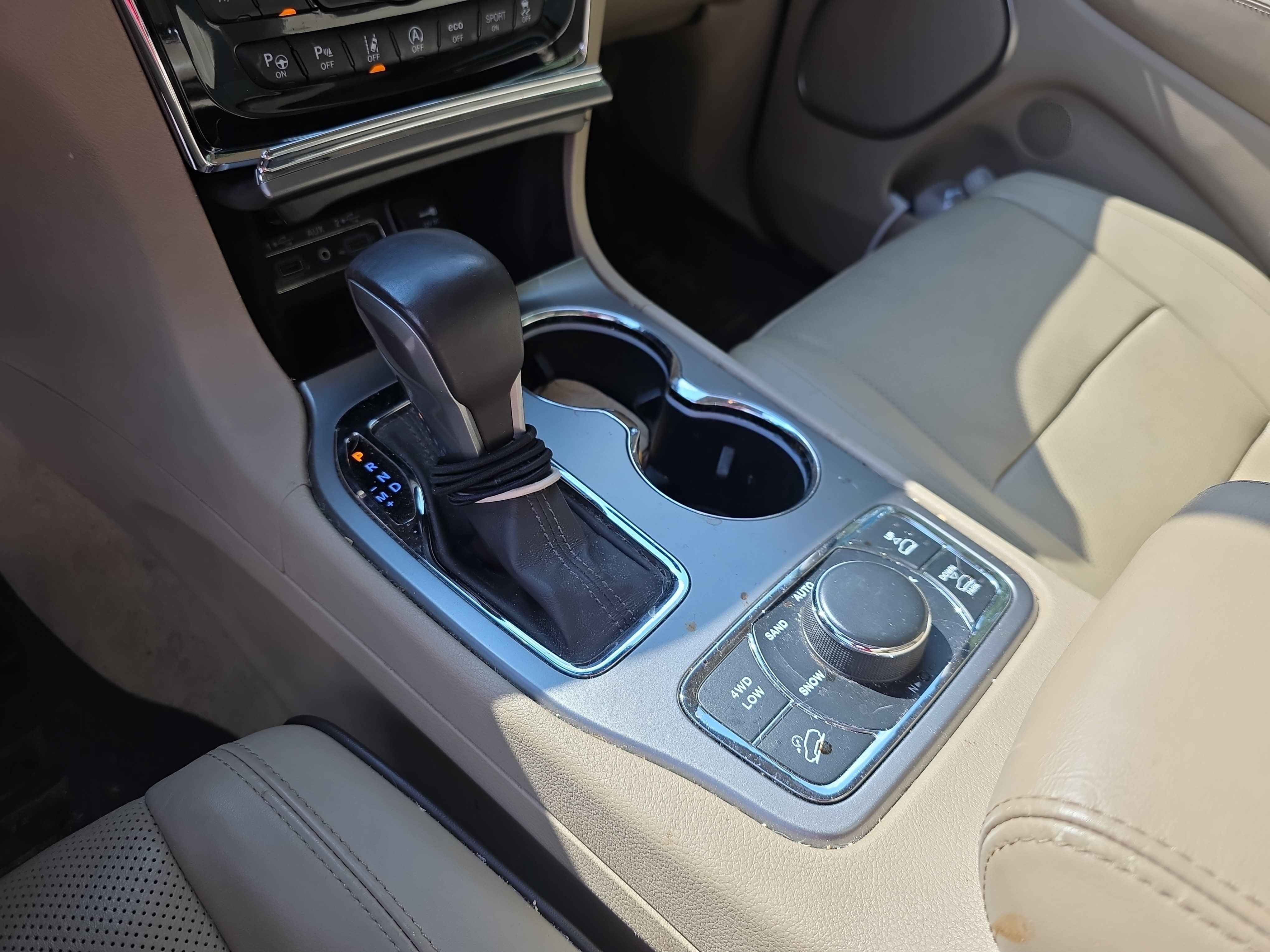 Used 2020 Jeep Grand Cherokee Overland AWD/4WD image 13