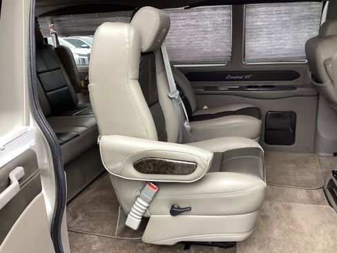 Used 2018 Chevrolet Express 2500 w/ Enhanced Convenience Package image 19