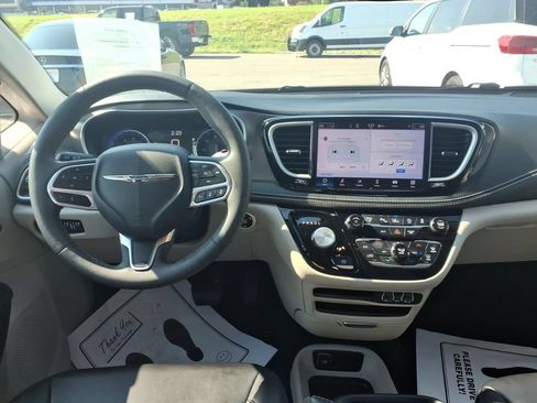 Used 2023 Chrysler Pacifica Touring-L FWD image 14